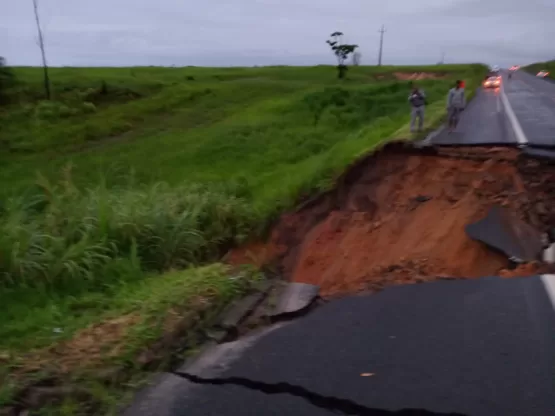 Asfalto cede e BR-418 fica totalmente interditada em Caravelas