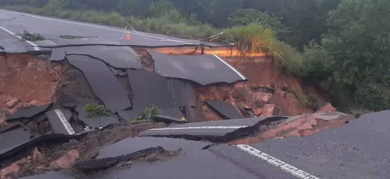 Asfalto cede e BR-418 fica totalmente interditada em Caravelas