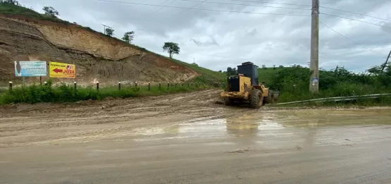 Prefeitura de Medeiros Neto trabalha na desobstrução de estradas vicinais danificadas pelas fortes chuvas