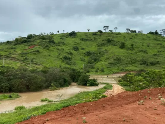 Prefeitura de Medeiros Neto trabalha na desobstrução de estradas vicinais danificadas pelas fortes chuvas