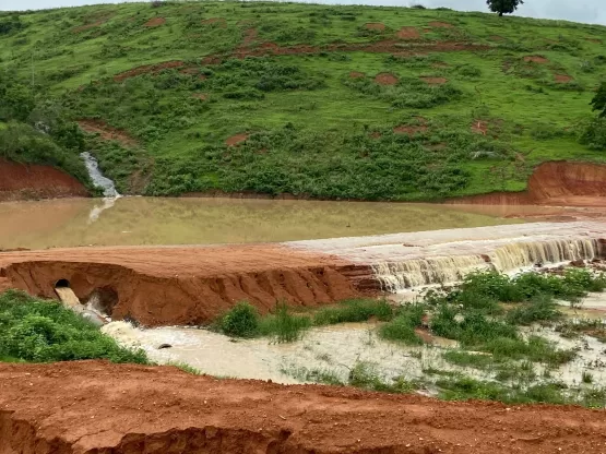 Prefeitura de Medeiros Neto trabalha na desobstrução de estradas vicinais danificadas pelas fortes chuvas