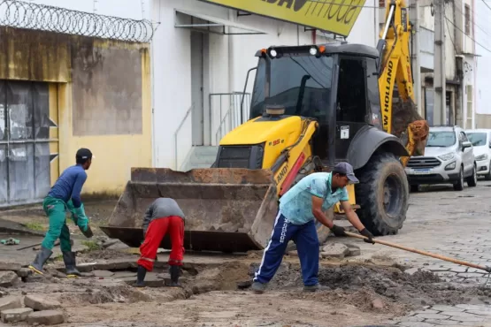 Durante período de chuvas, Secretaria de Infraestrutura atua na recomposição de áreas danificadas em Teixeira de Freitas