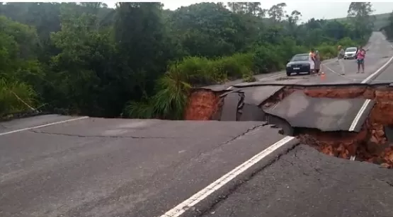 Asfalto cede e BR-418 fica totalmente interditada em Caravelas