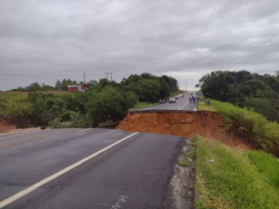 Asfalto cede e BR-418 fica totalmente interditada em Caravelas