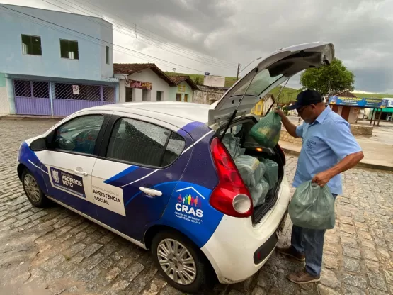 Prefeitura de Medeiros Neto entrega kits limpeza e higiene para as famílias afetadas pelas chuvas em Nova Lídice