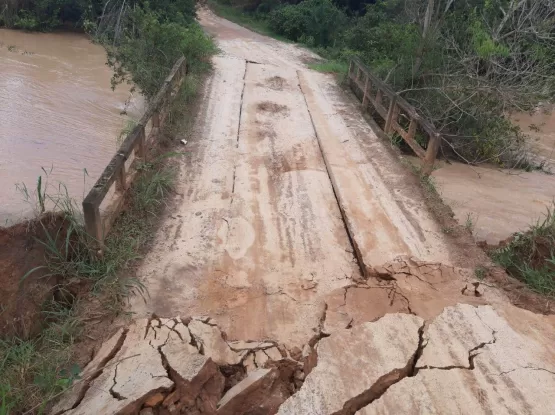 Moradores de Nova Tribuna ficam ilhados após ponte romper por conta das fortes chuvas que caem na região