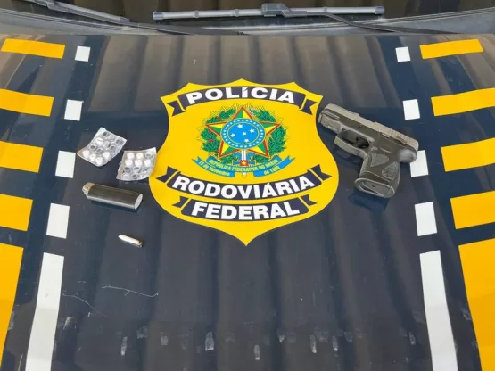 PRF prende dupla com arma, munição e drogas em Teixeira de Freitas