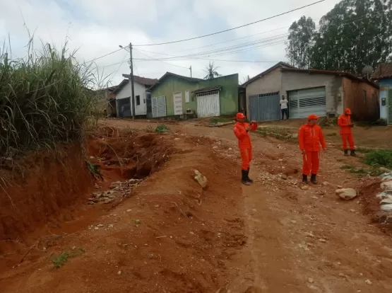 Prefeitura, Defesa Civil e Bombeiros seguem atuando nas áreas mais afetadas pelas chuvas em Medeiros Neto