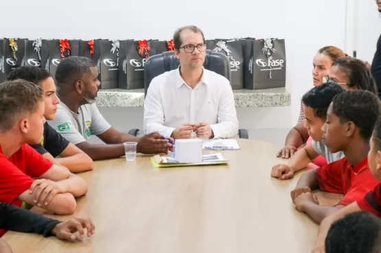 Prefeitura de Teixeira de Freitas  distribui equipamentos esportivos a jogadores de projeto social esportivo com doações em empresa local