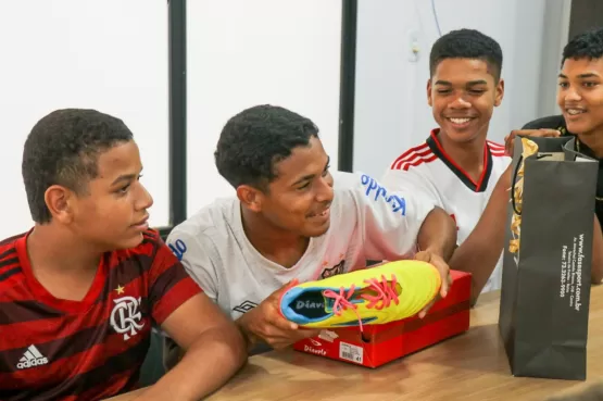 Prefeitura de Teixeira de Freitas  distribui equipamentos esportivos a jogadores de projeto social esportivo com doações em empresa local