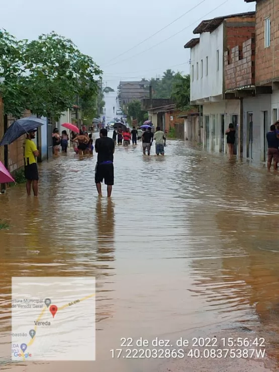 Vereda tem ruas e casas invadidas pelas águas da chuva que castigou a cidade na tarde desta quinta feira (22)