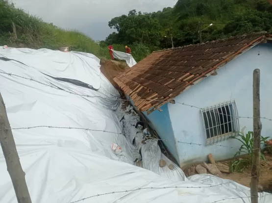 Prefeitura de Medeiros Neto conta com efetivo maior dos Bombeiros em ações preventivas; encosta recebeu contenção