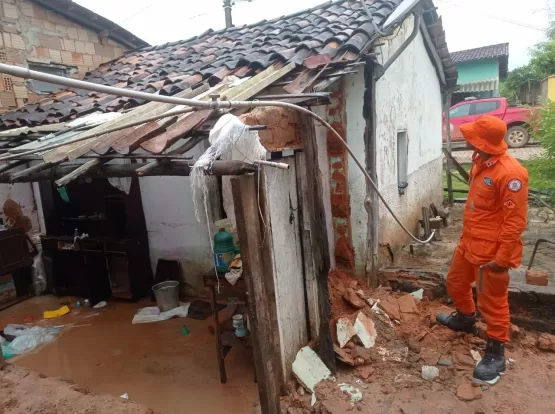 Chuvas: Defesa Civil de Medeiros Neto e Corpo de Bombeiros Militar age rápido após desabamentos e comprometimento de casas