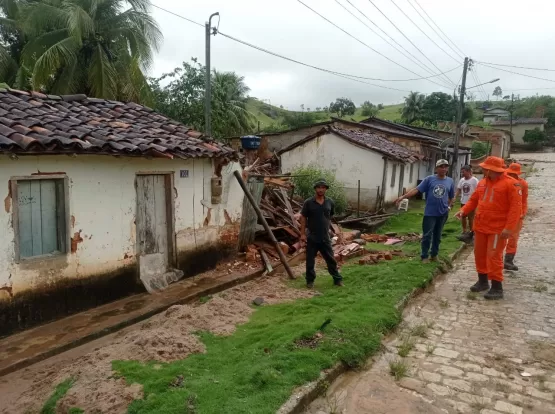 Chuvas: Defesa Civil de Medeiros Neto e Corpo de Bombeiros Militar age rápido após desabamentos e comprometimento de casas