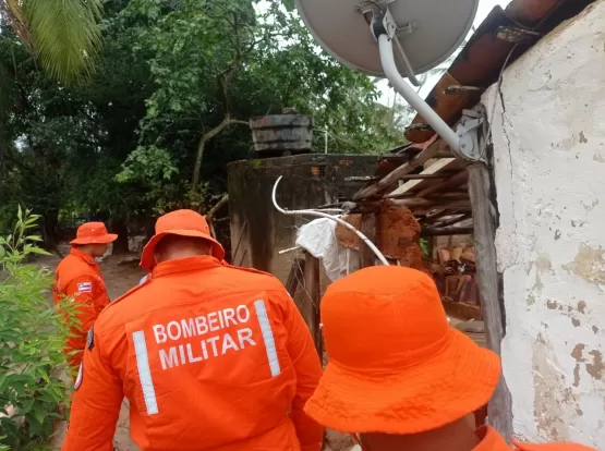 Chuvas: Defesa Civil de Medeiros Neto e Corpo de Bombeiros Militar age rápido após desabamentos e comprometimento de casas