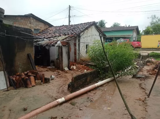 Chuvas: Defesa Civil de Medeiros Neto e Corpo de Bombeiros Militar age rápido após desabamentos e comprometimento de casas