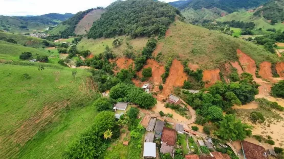 Quatro pessoas morrem em deslizamento de terra em Minas Gerais