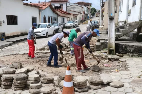 Ruas de Teixeira de Freitas recebem serviços de recomposição após chuvas intensas; confira