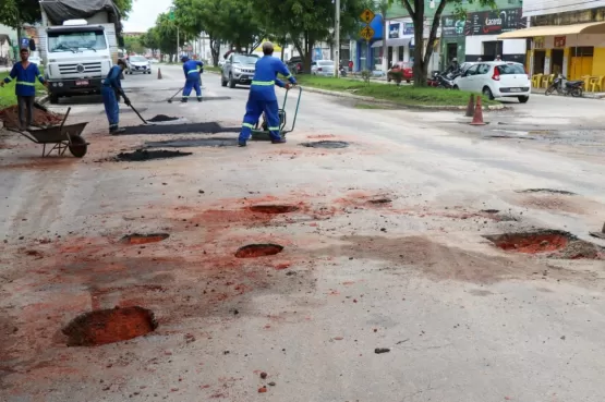 Prefeitura de Teixeira de Freitas realiza manutenção na Getúlio Vargas