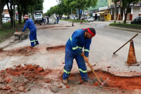 Prefeitura de Teixeira de Freitas realiza manutenção na Getúlio Vargas