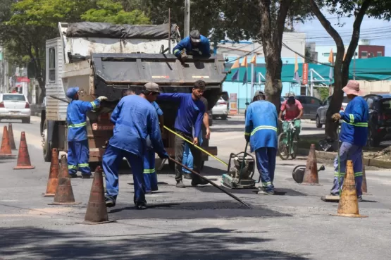 Equipes prosseguem com a Operação Tapa-Buraco em vias públicas de Teixeira de Freitas