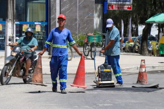 Equipes prosseguem com a Operação Tapa-Buraco em vias públicas de Teixeira de Freitas