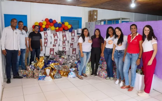 Natal Solidário: Secretaria de Saúde presenteia crianças de comunidade teixeirense