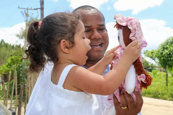 Natal Solidário: Secretaria de Saúde presenteia crianças de comunidade teixeirense