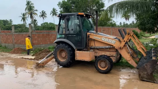 Caravelas está realizando mutirão de serviços de drenagem e limpeza em áreas atingidas pelas fortes chuvas