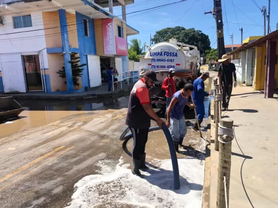 Caravelas está realizando mutirão de serviços de drenagem e limpeza em áreas atingidas pelas fortes chuvas