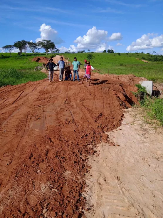 Prefeitura de Medeiros Neto recupera acesso à Vila Mutum na comunidade Maria Cebola após as fortes chuvas