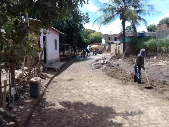 Prefeitura de Medeiros Neto inicia operação de limpeza de ruas próximas ao rio Água Fria, após inundação 