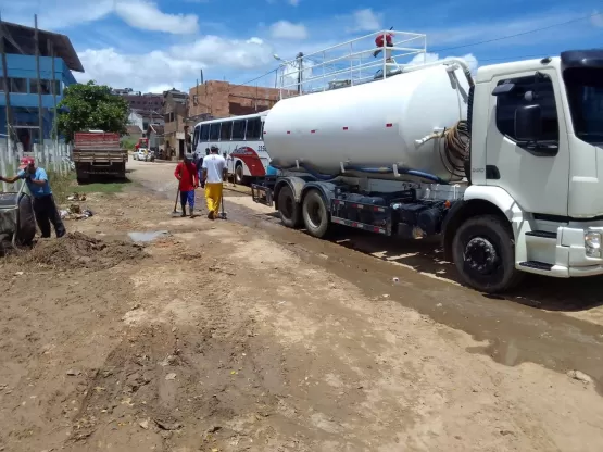 Prefeitura de Medeiros Neto inicia operação de limpeza de ruas próximas ao rio Água Fria, após inundação 