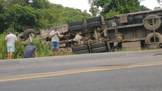 Motorista perde controle da direção e carreta carregada de óleo tomba na BR 101
