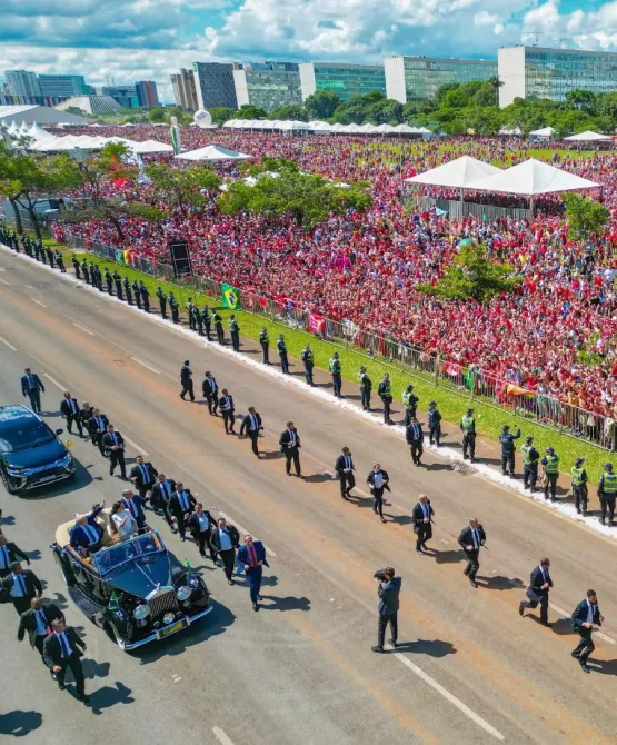 Lula sobe a rampa do Planalto e recebe faixa presidencial