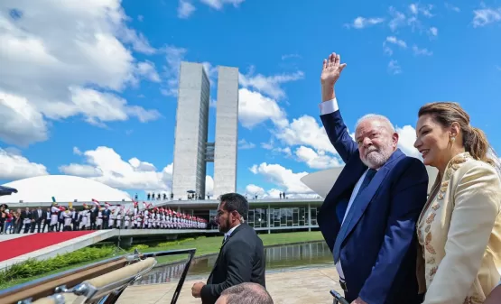 Lula sobe a rampa do Planalto e recebe faixa presidencial