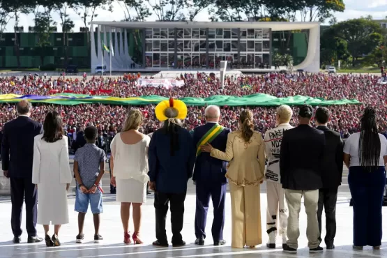 Lula sobe a rampa do Planalto e recebe faixa presidencial