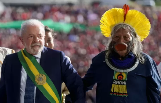 Lula sobe a rampa do Planalto e recebe faixa presidencial