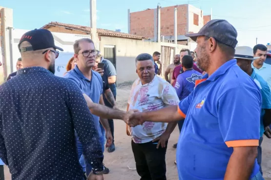 Prefeito de Teixeira de Freitas visita bairro e anuncia obra de recomposição do local