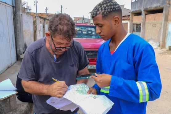 Prefeito de Teixeira de Freitas visita bairro e anuncia obra de recomposição do local