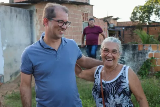 Prefeito de Teixeira de Freitas visita bairro e anuncia obra de recomposição do local