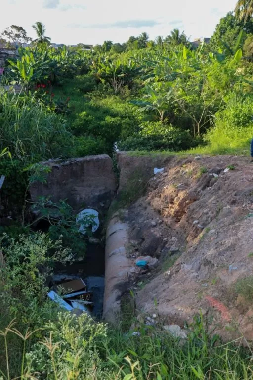 Prefeito de Teixeira de Freitas visita bairro e anuncia obra de recomposição do local