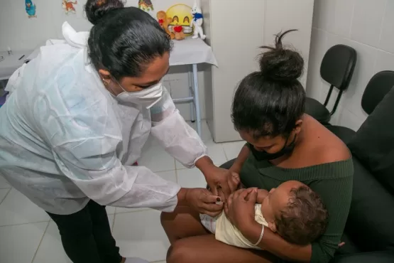 Prefeitura prossegue com vacinação contra Covid-19 de crianças a partir de 6 meses; confira locais de aplicação da Pfizer Baby