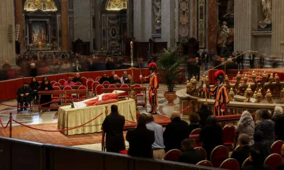 Papa elogia Bento XVI; Vaticano se prepara para funeral
