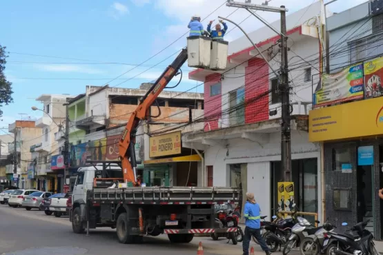 Prefeitura de Teixeira de Freitas instala luminárias de LED em rua do Centro