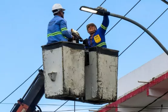 Prefeitura de Teixeira de Freitas instala luminárias de LED em rua do Centro