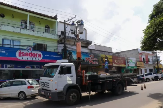 Prefeitura de Teixeira de Freitas instala luminárias de LED em rua do Centro