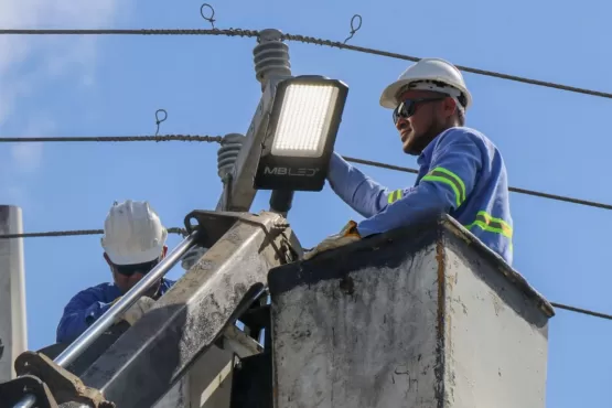 Prefeitura de Teixeira de Freitas instala luminárias de LED em rua do Centro