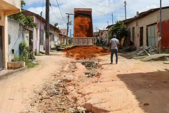 Entenda como o patrolamento ajuda na recuperação de ruas teixeirenses danificadas pelas chuvas