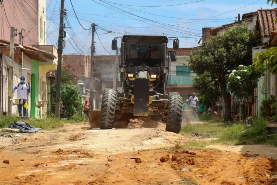 Entenda como o patrolamento ajuda na recuperação de ruas teixeirenses danificadas pelas chuvas